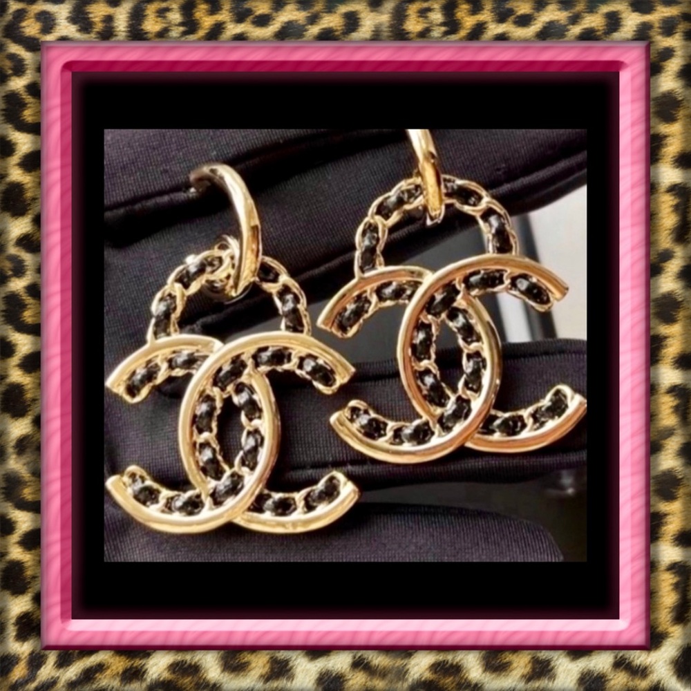 👑✅PRICE FIRM✅Gold tone CC fashion earrings with black faux leather detail
